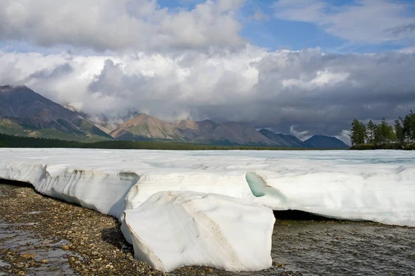 I resti dell'anno scorso il ghiaccio nella valle del torrente . — Foto Stock