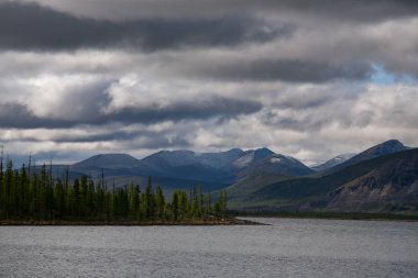 Dağ Gölü üzerinde bulutlu gökyüzü.