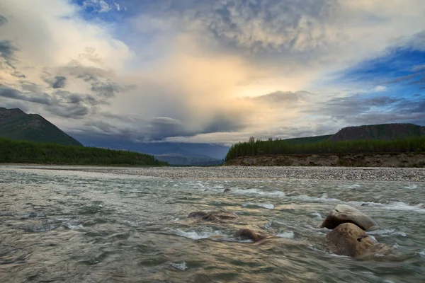 Río rocoso en las montañas y hermoso cielo . —  Fotos de Stock