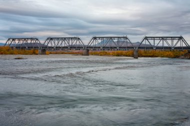 Sonbahar manzaraları tarafından çevrili demiryolu Köprüsü.