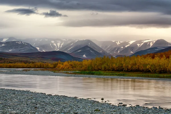 Der düstere Himmel über den Bergen und dem Fluss. — Stockfoto