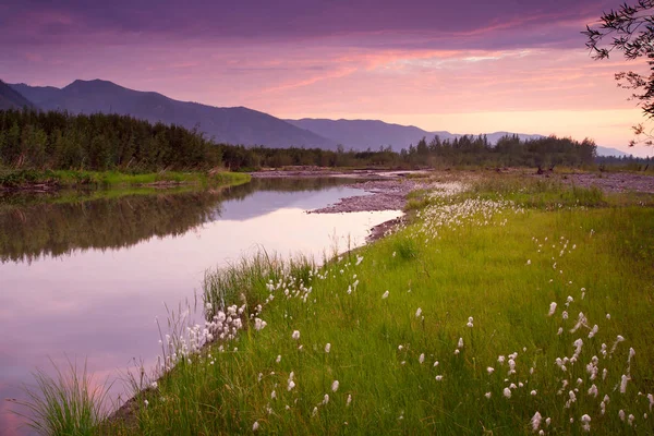 Nehir üzerinde kırmızı bulutlar.
