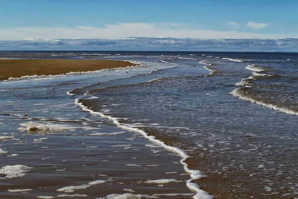 Um arenito na costa do mar . — Fotografia de Stock