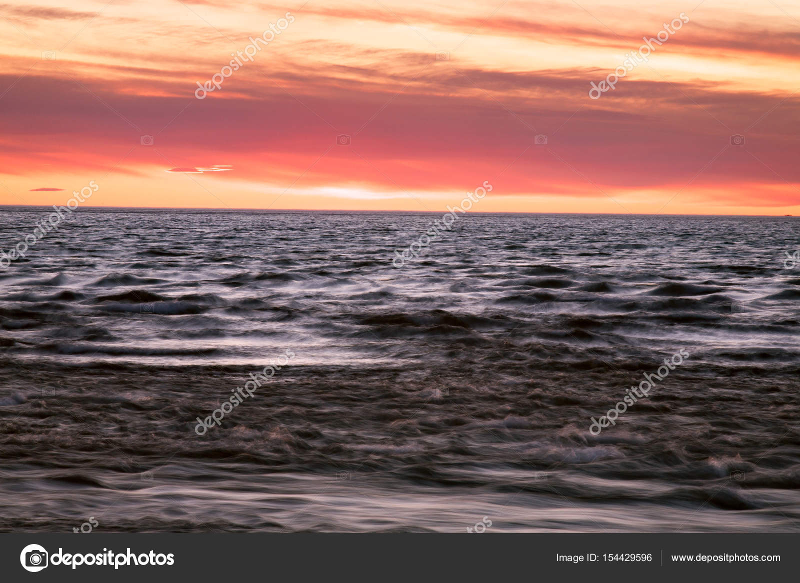 Coucher De Soleil Peindre Le Ciel Et La Mer Photographie