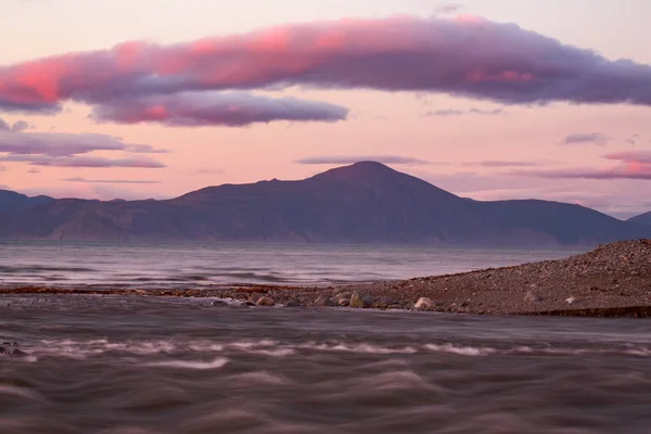 Tramonto dipingere il cielo e il mare . — Foto Stock