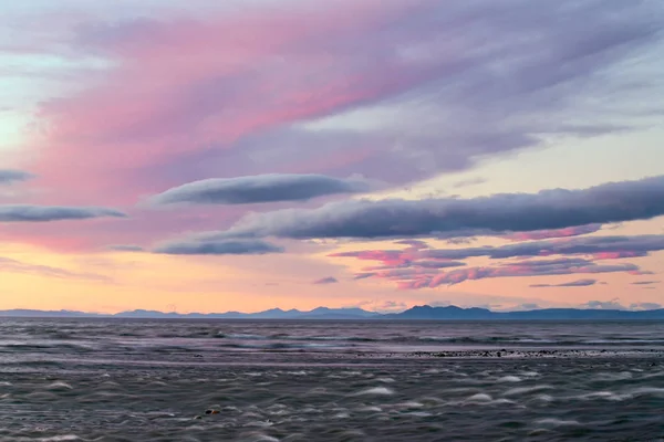 Zonsondergang schilderen de hemel en de zee. — Stockfoto