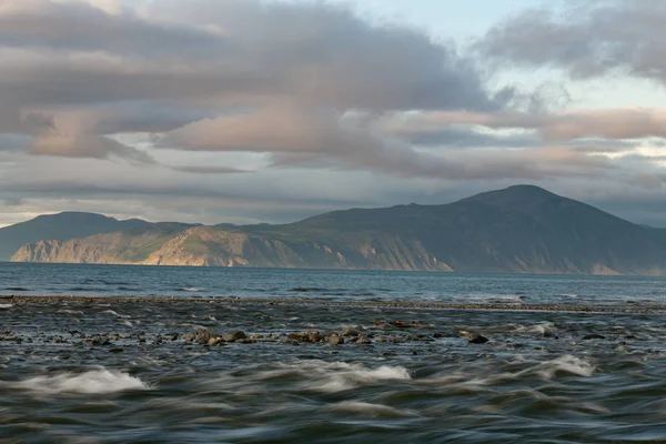 Закат красят небо и море . — стоковое фото