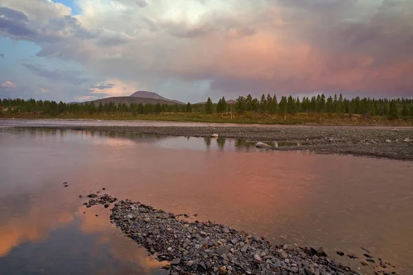 Tramonto sul fiume con riflessione . — Foto Stock