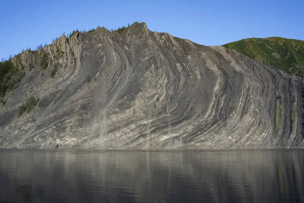 L'affleurement des rochers dans la rivière . — Photo