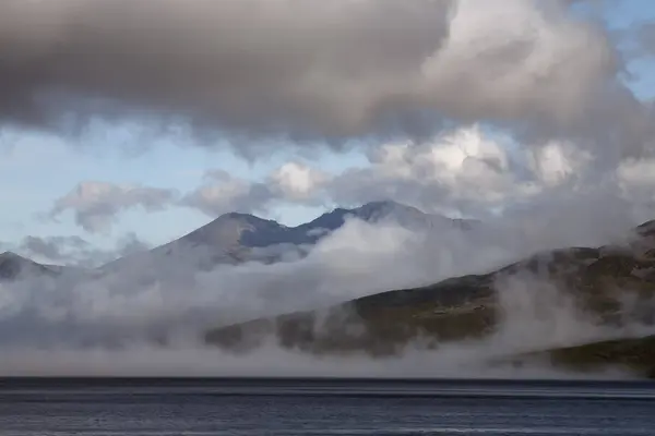 Nubes en las montañas hasta el mar . — Foto de Stock