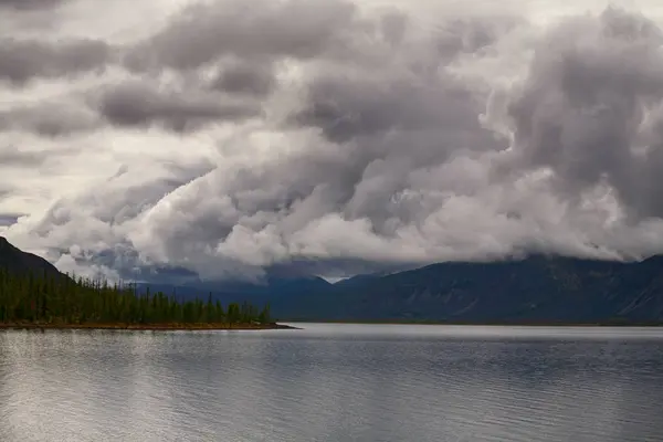 Ciel nuageux au-dessus du lac de montagne . — Photo