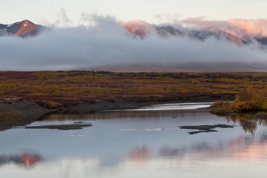 Nehir ve Dağları'nın eteklerinde bulut.