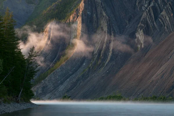 Der Nebel am felsigen Ufer des Flusses. — Stockfoto