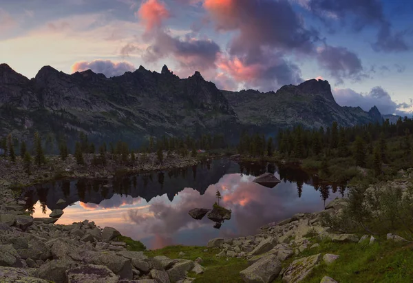 Lago di montagna con isola al centro . — Foto Stock