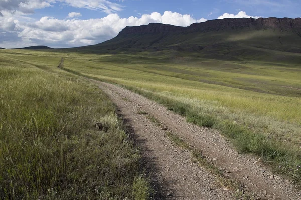 Köy yolunda mesafe içine kaybolan.
