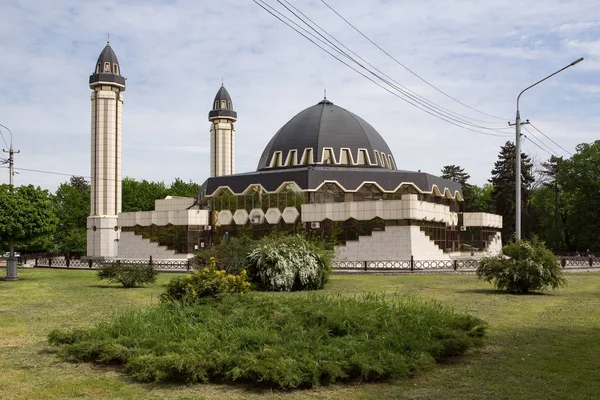 New mosque in the city of Nalchik. — Stock Photo, Image