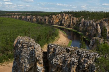 Kayalık bir sahilden Nehri'nin üstten görünüm. Tabiat Parkı Siine. Yakutya.