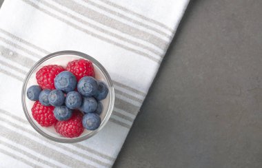 Ev yapımı yoğurt, ahududu, çilek ve böğürtlen Tekstil peçeteye, üstten görünüm tatlı yaptı