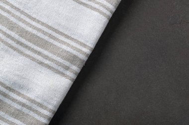 Siyah bir arka plan Gri çizgili peçete