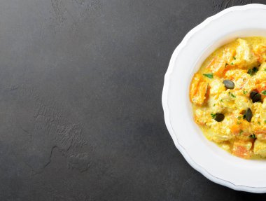 Kabak ile tavuk ve krema sos beyaz bir plaka üzerinde pişmiş bir