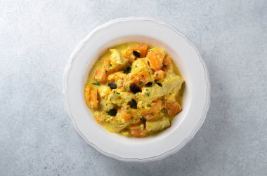 Fırında kabak ve tavuk ortasında beyaz bir tabak bir 