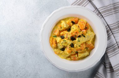 Kabak ile tavuk ve krema sos beyaz bir plaka üzerinde pişmiş bir