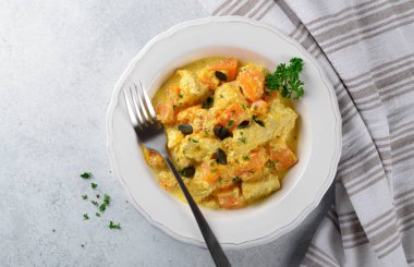 Fırında kabak ve tavuk ortasında beyaz bir tabak bir 