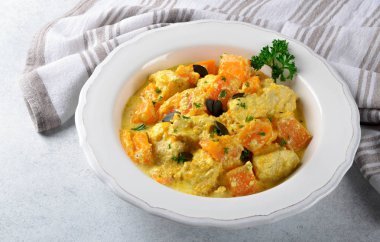 Fırında kabak ve tavuk ortasında beyaz bir tabak bir 