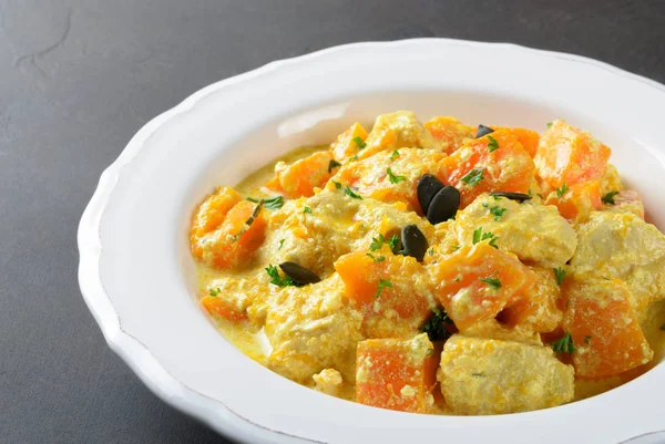 Kabak ile tavuk ve krema sos beyaz bir plaka üzerinde pişmiş bir