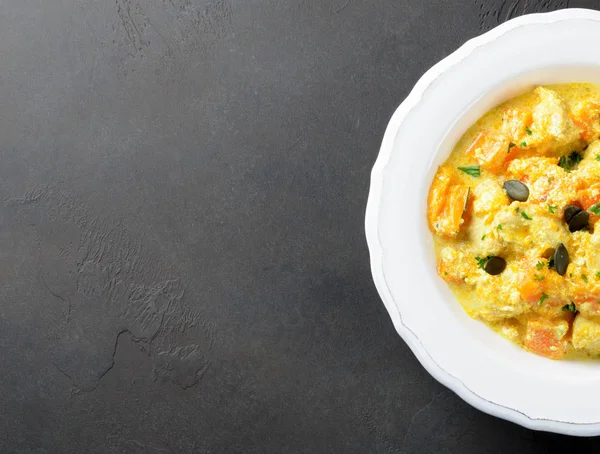 Kabak ile tavuk ve krema sos beyaz bir plaka üzerinde pişmiş bir