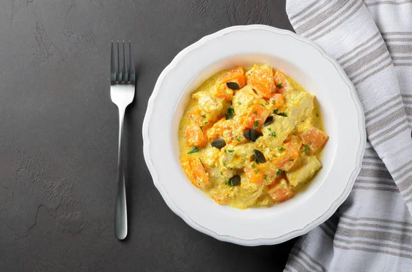 Kabak ile tavuk ve krema sos beyaz bir plaka üzerinde pişmiş bir