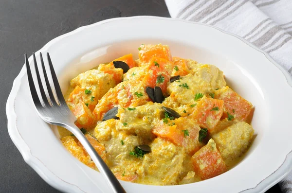 Kabak ile tavuk ve krema sos beyaz bir plaka üzerinde pişmiş bir