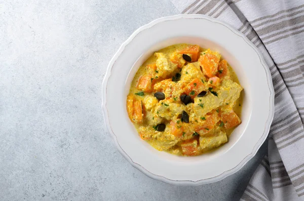 Kabak ile tavuk ve krema sos beyaz bir plaka üzerinde pişmiş bir