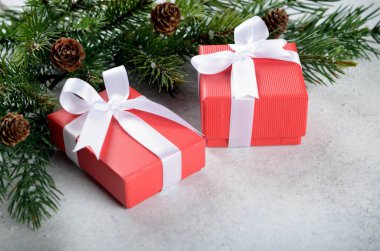 İki Noel hediye kutuları açık mavi arka plan, c üzerinde yay ile