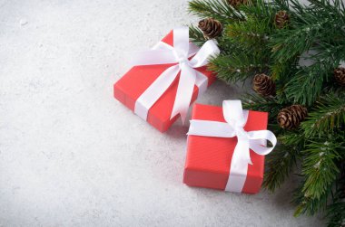 İki Noel hediye kutuları açık mavi arka plan, yay ile t