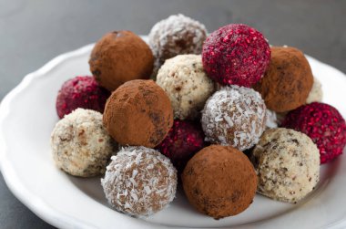 Kurutulmuş ahududu, rendelenmiş hindistan cevizi ile ev yapımı çikolata şekerleme,