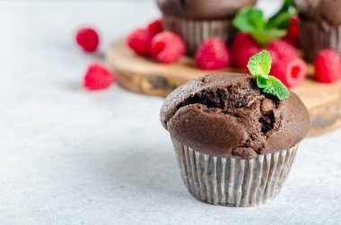 Bir ön plan ve bir tahta üzerinde iki kekler bir çikolatalı kek