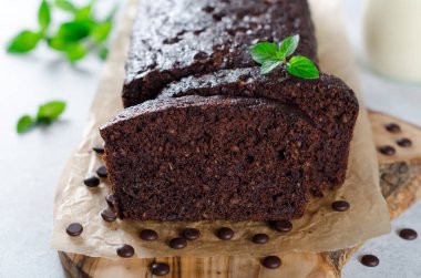 Çikolatalı kek iki dilimlenmiş adet servis ahşap bir gemide bir