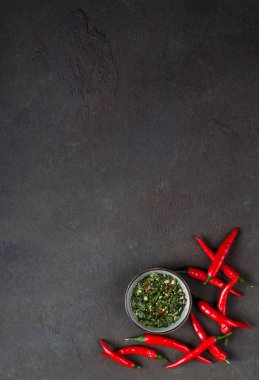 Arjantinli chimichurri karanlık bir sla üzerinde gri bir kasede sos