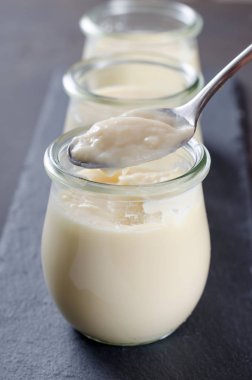 Limon veya bir koyu gri taş masada cam kavanozlara vanilya lor, 