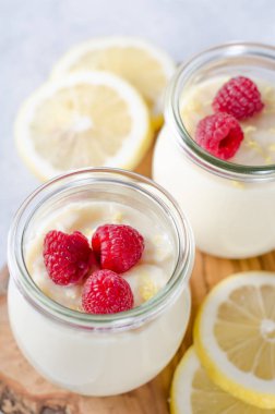 Ahududu ve limon SLI ile limon veya vanilya lor cam kavanozlar