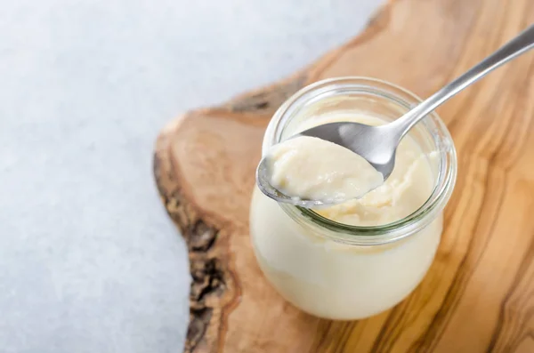 Citron eller vanilla curd i glasburkar på en sten ljusbord, sele — Stockfoto