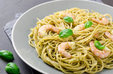 Kızarmış karides ve gri bir plaka, dar pesto sos spagetti
