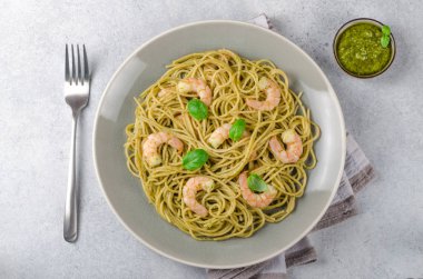 Kızarmış karides ve gri bir plaka, Tanrı'nın Askerleri'ni pesto sos spagetti