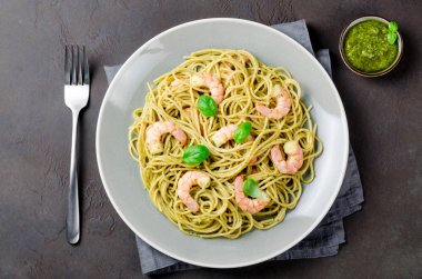 Kızarmış karides ve gri bir plaka, dar pesto sos spagetti