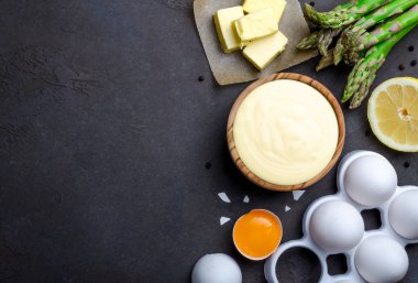 Temel Fransız sosu hollandaise malzemelerle ahşap bir kasede