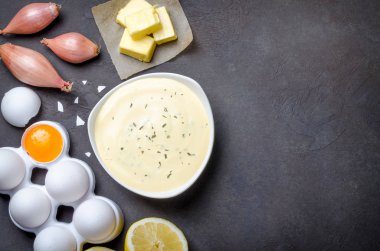 Temel Fransız sosu kâse malzemelerle, beyaz bir kase içinde b