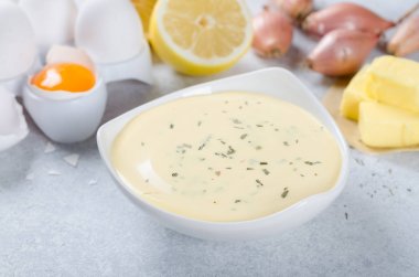 Temel Fransız sosu kâse malzemelerle, beyaz bir kase içinde b