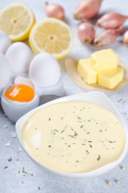Temel Fransız sosu kâse malzemelerle, beyaz bir kase içinde b