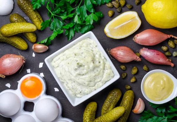 Remoulade molho francês tradicional em uma tigela branca com ingredie — Fotografia de Stock